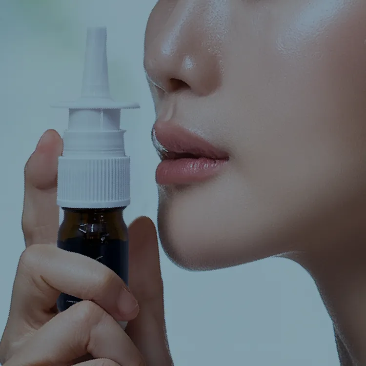 点鼻薬を使っているイメージ画像