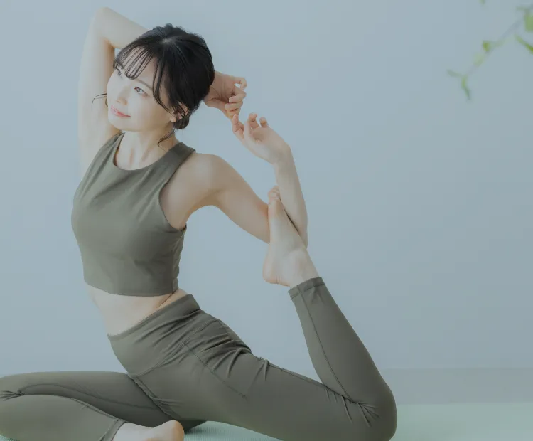 ヨガをしている女性の画像