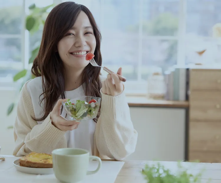 バランスのとれた食事を摂っている女性の画像