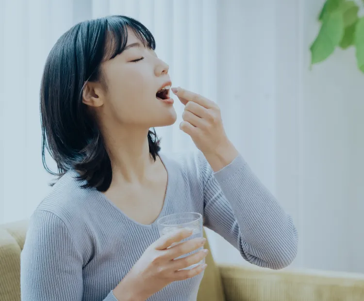サプリメントを飲んでいる女性の画像